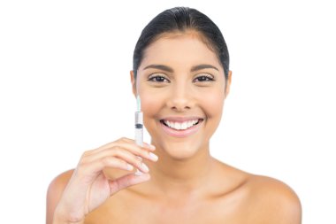 Kameraya bakarak enjeksiyon holding neşeli çıplak esmer