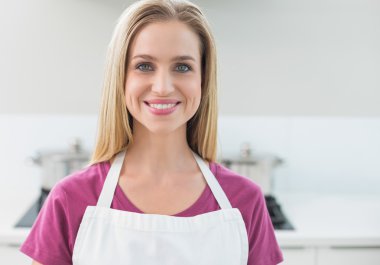 Kameraya bakarak gündelik neşeli sarışın