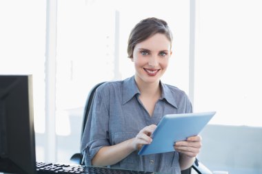 onun tablet kullanarak çekici genç iş kadını portresi