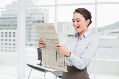 neşeli işkadını Office gazete okuma