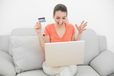 güzel mutlu kadın evde kanepede oturan defterini ile alışveriş