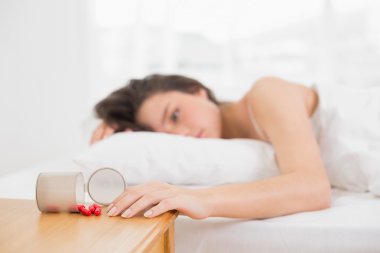 kadın yatakta spilt kutu ilaç tablo tarafından