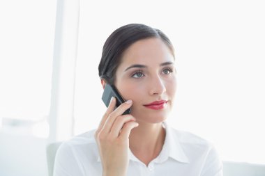 İş kadını cep telefonu kullanıyor