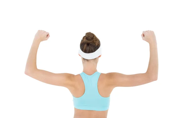 Bakifrån av slank brunett kvinna spänna hennes armmuskler — Stockfoto