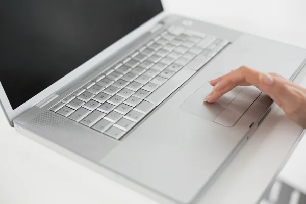 Nahaufnahme einer Hand mit Laptop — Stockfoto