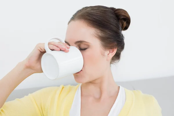 Primer plano de una mujer tomando café — Foto de Stock
