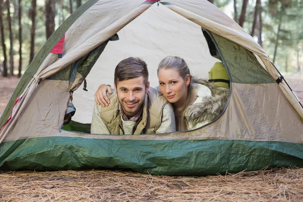 Glückliches Paar liegt nach Wanderung im Zelt — Stockfoto