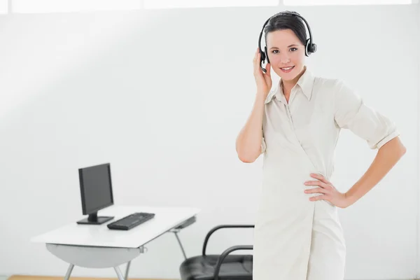 Geschäftsfrau trägt Headset im Büro — Stockfoto