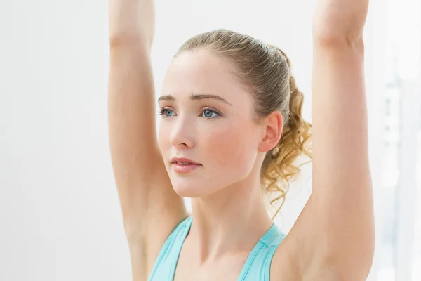 Focalisé mince blonde debout dans la pose de yoga — Photo