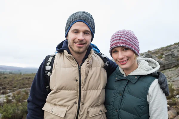 Koppel op een wandeling op het platteland tegen heldere hemel — Stockfoto