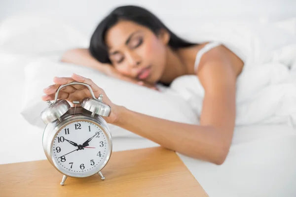 Attraktive müde Frau schlafend in ihrem Bett — Stockfoto