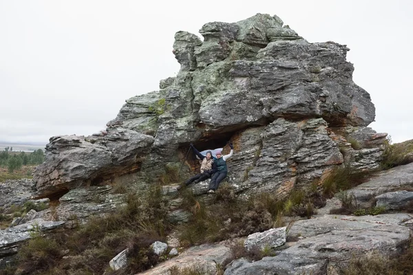 Coppia su roccia enorme durante un'escursione — Foto Stock