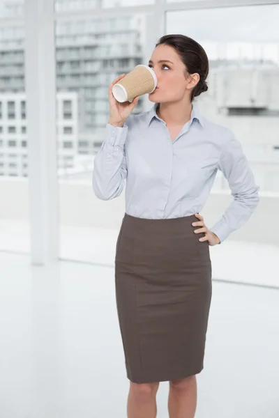 Elegante donna d'affari che beve caffè in ufficio — Foto Stock