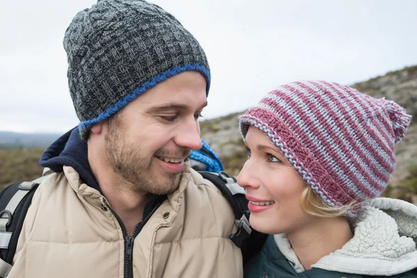 Verliefde paar op een wandeling op het platteland — Stockfoto