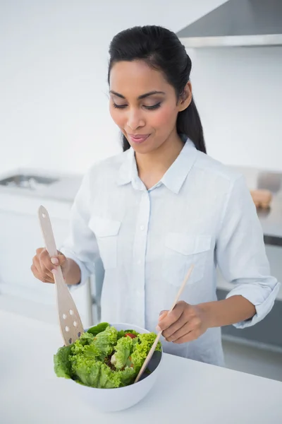素敵な静かな女性の台所でサラダを準備します。 — ストック写真
