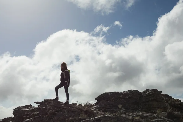 岩の景色を眺めながらのハイキングの後の上の女性 — ストック写真