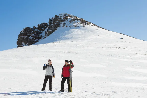 Volledige lengte van een paar met ski planken op sneeuw — Stockfoto