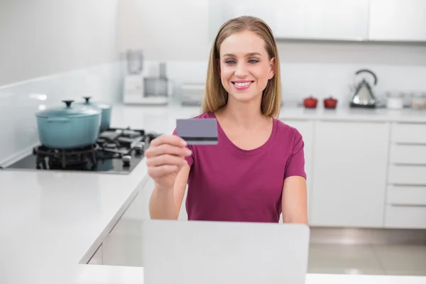 Laptop ve kredi kartı kullanan casual kadın gülüyor — Stok fotoğraf