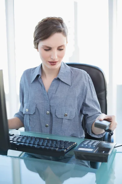 Attraktive ruhige Geschäftsfrau legt das Telefon auf — Stockfoto