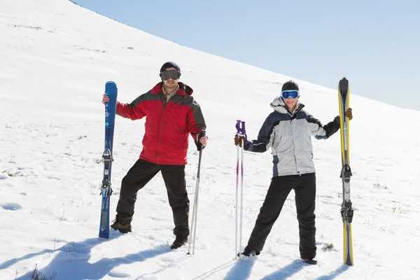 Longueur totale d'un couple avec planches de ski sur neige — Photo