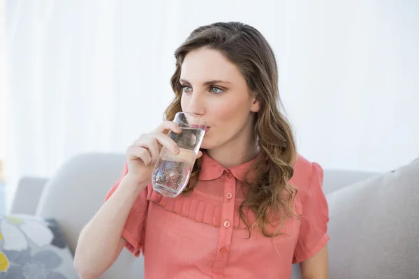 Hermosa mujer embarazada bebiendo vaso de agua —  Fotos de Stock