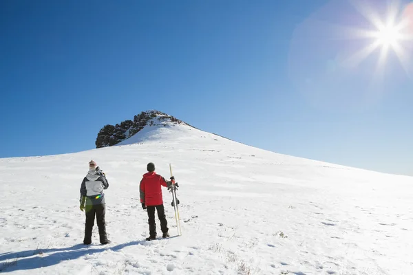 Esquiadores na neve coberto paisagem em um dia ensolarado — Fotografia de Stock