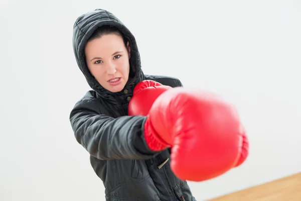 Determinada joven boxeadora en guantes de boxeo rojo —  Fotos de Stock