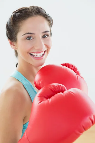 Retrato de cerca de una hermosa mujer sonriente en glo de boxeo rojo — Foto de Stock