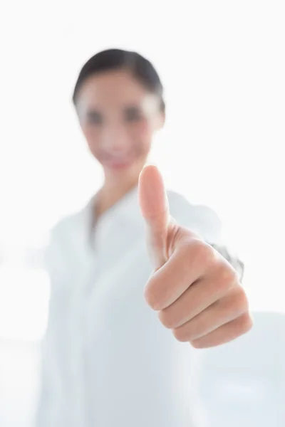 Wazig zakenvrouw gebaren duimen omhoog — Stockfoto