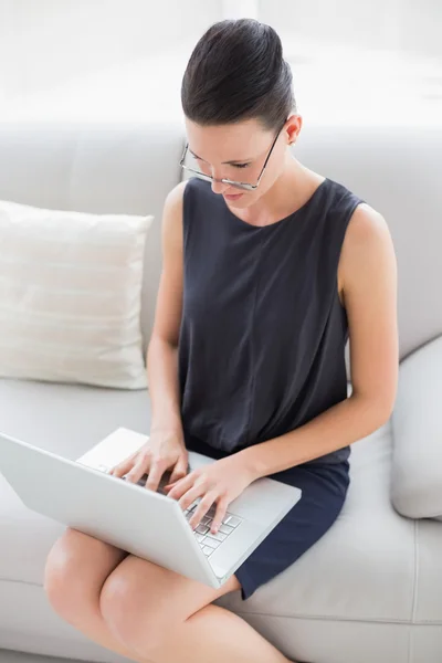 Schöne gut gekleidete junge Frau mit Laptop — Stockfoto