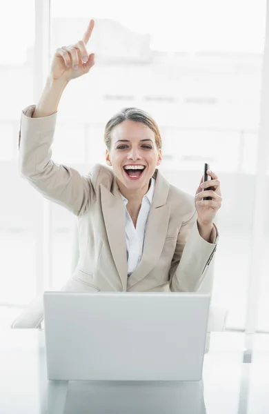 Hermoso contenido mujer de negocios sentado —  Fotos de Stock