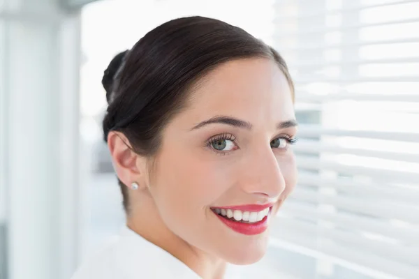 Primer plano de una mujer de negocios sonriente —  Fotos de Stock