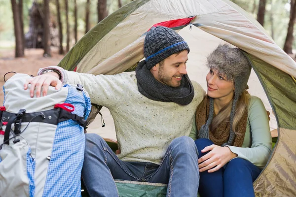 Young couple camping in the wilderness — Stock Photo, Image