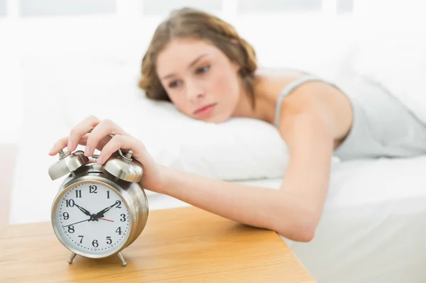 Schöne Frau wacht auf, während sie in ihrem Bett liegt — Stockfoto