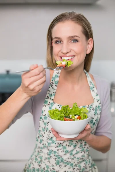 Lachende prachtige model eten Salade — Stockfoto