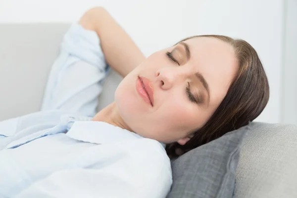 Primo piano di una bella donna ben vestita che dorme sul divano — Foto Stock