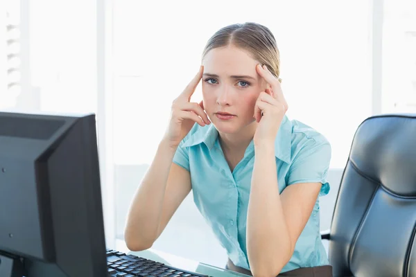 Stijlvolle grijnzende zakenvrouw lijden een hoofdpijn — Stockfoto
