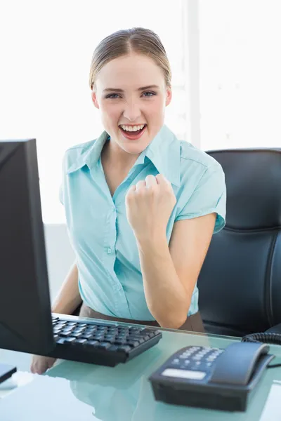 Шикарная успешная деловая женщина сидит перед компьютером — стоковое фото