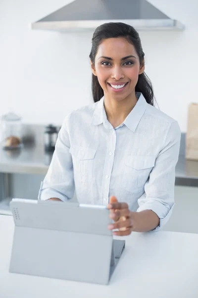 Content woman using her tablet smiling at camera — Stock Photo, Image