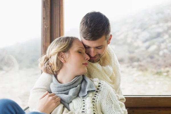 Närbild av en kärleksfull ungt par i vinterkläder — Stockfoto