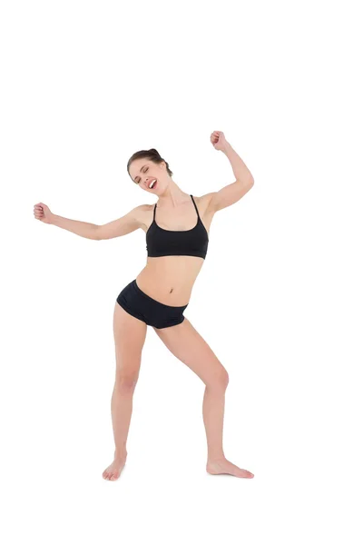Молодая женщина танцует на белом фоне — стоковое фото