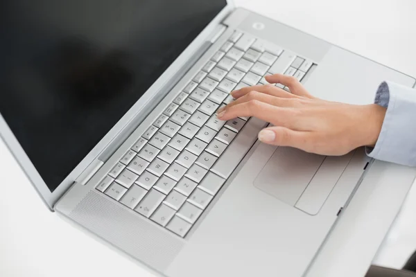 Primo piano di una mano usando il computer portatile — Foto Stock