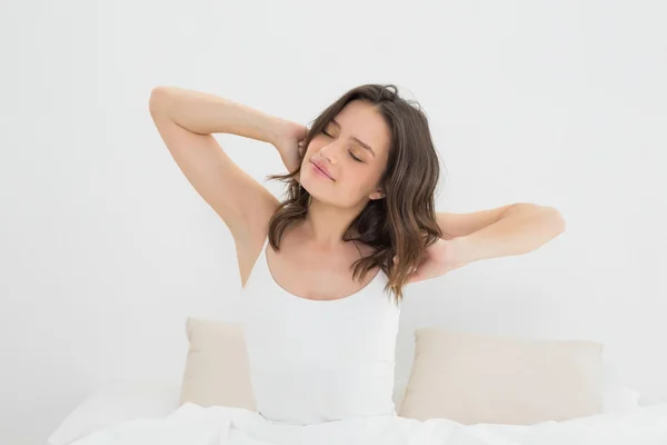 Junge Frau streckt ihre Arme mit geschlossenen Augen aus — Stockfoto