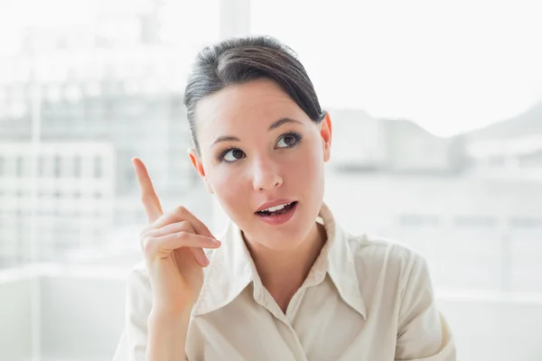 Elegant och tankeväckande affärskvinna i office — Stockfoto