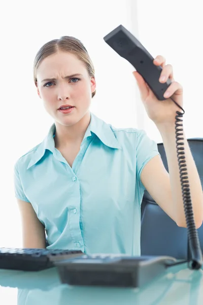 Stijlvolle woedend zakenvrouw ophangen van de telefoon — Stockfoto