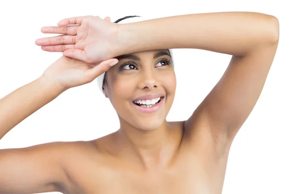 Bruna nuda sorridente con fascia per capelli che tocca la fronte — Foto Stock