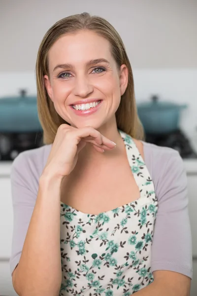 Modelo lindo feliz sentado à mesa — Fotografia de Stock