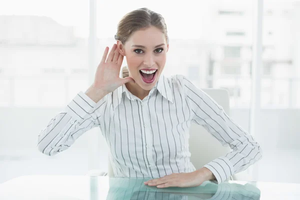 Fröhliche schicke Geschäftsfrau macht Geste am Schreibtisch — Stockfoto