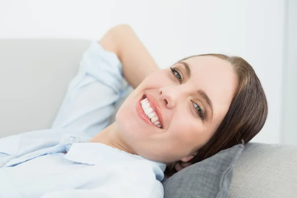 Primer plano retrato de una sonriente mujer bien vestida relajarse en tan —  Fotos de Stock