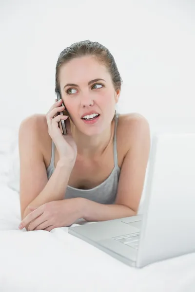 Mujer casual usando teléfono celular y portátil —  Fotos de Stock